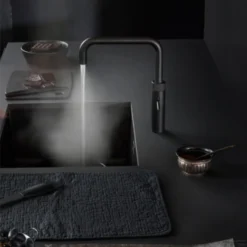 Quooker Cube Fusion Square Mat Zwart Met Combi+ Boiler -Exporteren Badkamer Top Winkel quooker fusion square black met pro3 vaq e boiler sfeer1 5 2